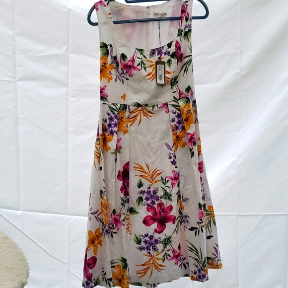 EVA MENDES NEW YORK & COMPANY Dresses & Skirts - NWT EVA MENDES NY&CO WHITE FLORAL AND FLARE DRESS SIZE 8